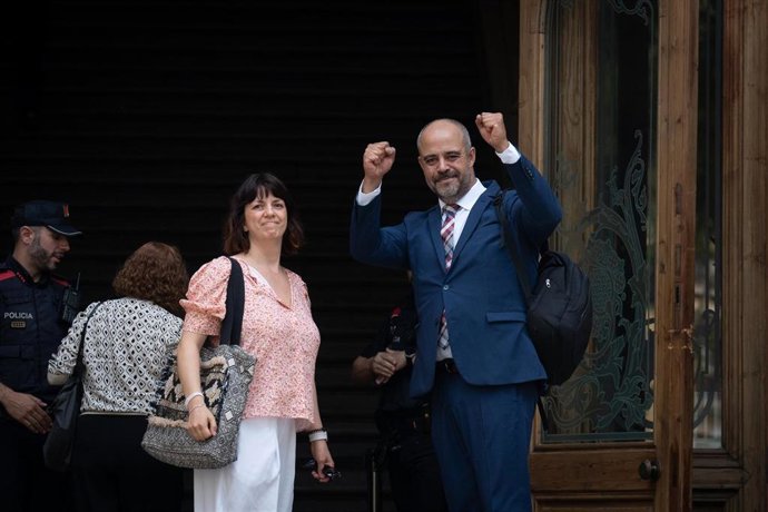El exconseller de Interior de la Generalitat de Catalunya Miquel Buch llega acompañado de su mujer a un juicio en la Audiencia de Barcelona, a 28 de junio de 2023, en Barcelona, Catalunya (España). Buch es juzgado por presuntamente designar a un mosso c