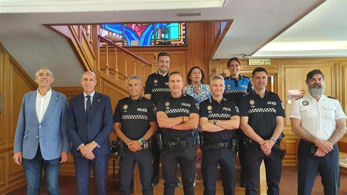 Representantes del Ayuntamiento de León junto a los nuevos oficiales de la Policía Local.