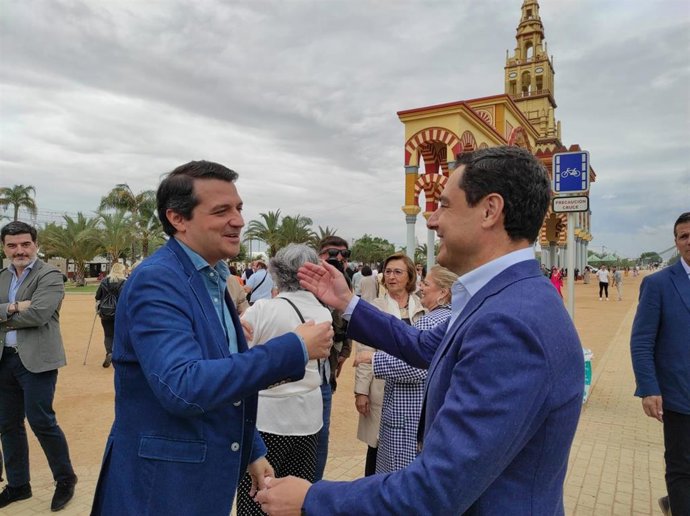 Archivo - Juanma Moreno saluda a José María Bellido, en la última visita a la capital, con motivo de la campaña del 28M.