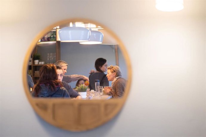 Archivo - Clientes en El Perrito, uno de los locales.