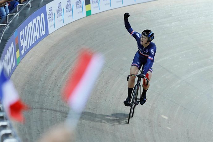 Archivo - La francesa Mathilde Gros celebra una victoria en los Mundiales de Ciclismo en Pista de 2022 celebrados en Saint-Quentin-en-Yvelines