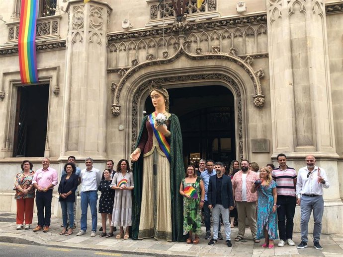 La presidenta del Consell de Mallorca, Catalina Cladera, junto con su equipo durante la colocación de la bandera LGTBI este míercoles con motivo del Día del Orgullo Gay.