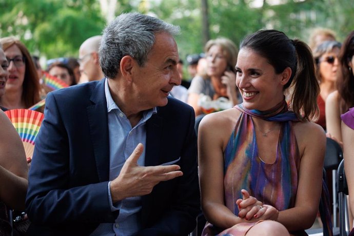 El expresidente del Gobierno, José Luis Rodríguez Zapatero, y la ministra de Igualdad, Irene Montero, durante el acto de entrega de los Reconocimientos Arcoíris, en el Real Jardín Botánico de Madrid, a 27 de junio de 2023, en Madrid (España).