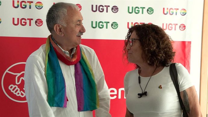 Pepe Álvarez Luce un pañuelo con los colores LGTBI en su comparecencia con la secretaria general de UGT Extemadura, Patro Sánchez.