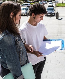 Archivo - Más de 4.500 universitarios con buenos expedientes o con dificultades económicas accedieron a una beca de estudios Santander