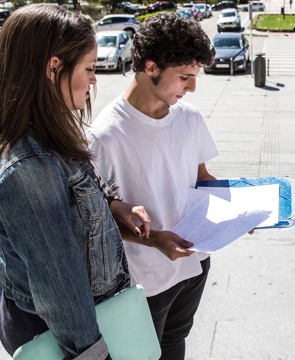 Archivo - Más de 4.500 universitarios con buenos expedientes o con dificultades económicas accedieron a una beca de estudios Santander