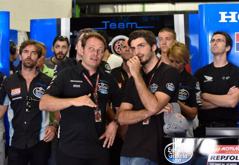 Archivo - Emilio Alzamora, expiloto de motociclismo, y Carlos Sainz JR, piloto de Fórmula 1, en el GP de Catalunya.