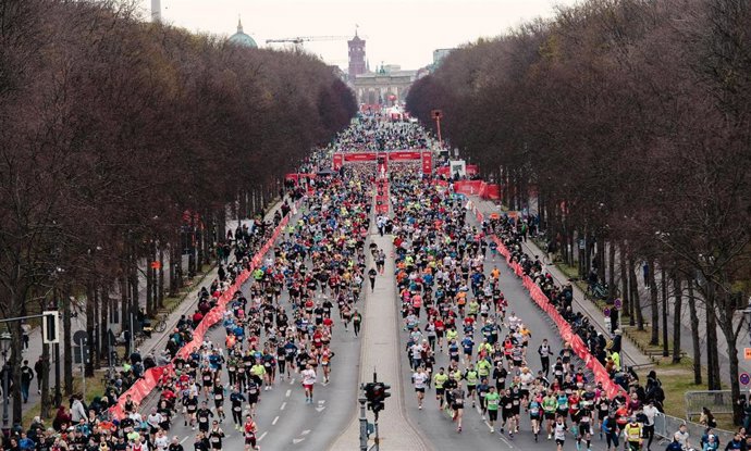Archivo - Imagen de una media maratón en Berlín