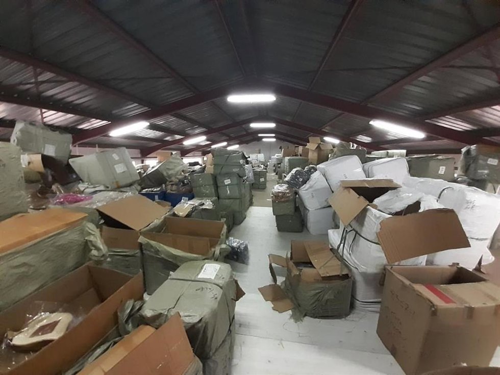 Intervienen un centenar de bolsos falsificados en un tienda-almacén de Elche sin licencia
