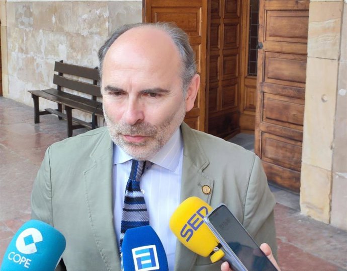 El rector de la Universidad de Oviedo, Ignacio Villaverde