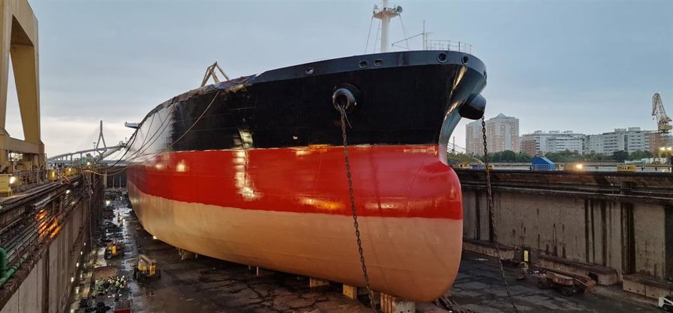 Un buque en dique del astillero de Navantia en Cádiz.