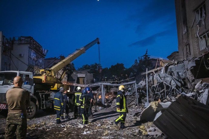 Trabajadores de los equipos de rescate tras un ataque con misiles por parte de Rusia contra un restaurante en la ciudad de Kramatorsk, en el este de Ucrania