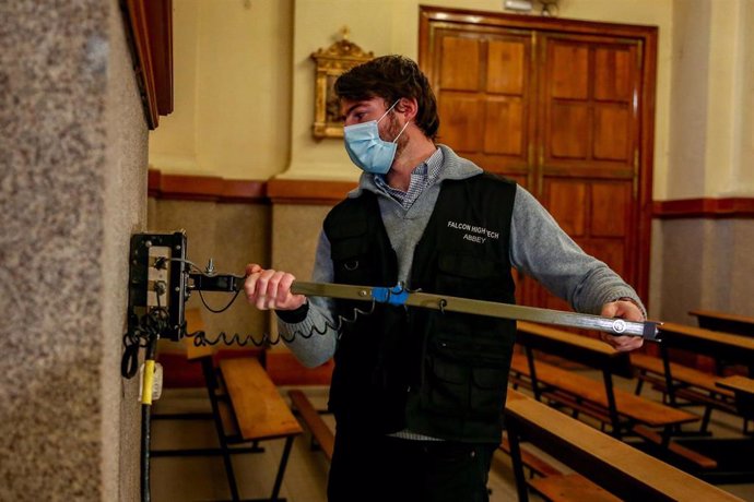 Archivo - Un técnico participa en la búsqueda de los restos de Calderón de la Barca mediante georradar en la Parroquia de Nuestra Señora de los Dolores, en Madrid (España).