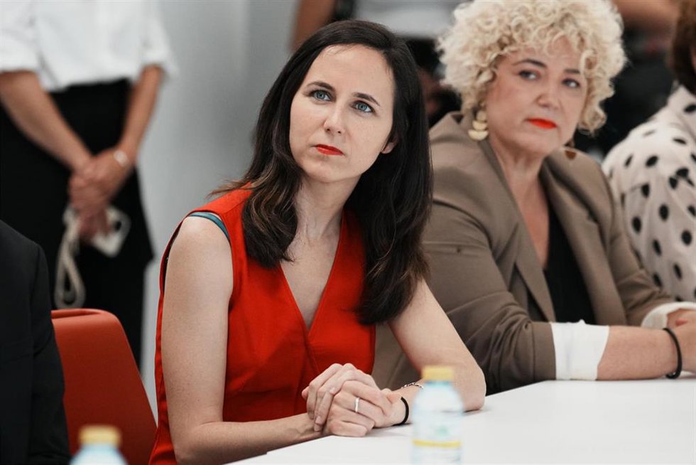 La ministra de Derechos Sociales, Ione Belarra (c), durante una reunión con representantes de la Federación Internacional de Comunidades Educativas (FICE),  a 23 de junio de 2023, en Hernani, Guipúzcoa, San Sebastián, País Vasco (España).