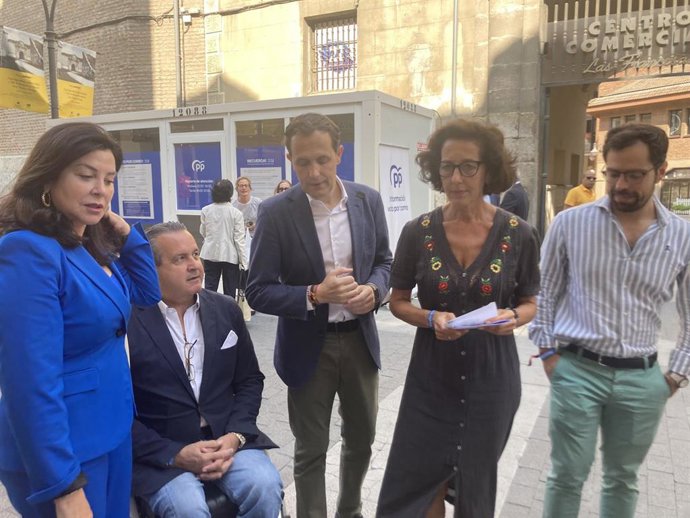 Arenales Serrano (i), Ignacio Tremiño, Conrado Íscar, Mercedes Cantalapiedra y Eduardo Carazo, frente a la caseta informativa del PP de Valladolid en la calle Santiago.