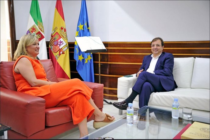 La presidenta de l'Assemblea d'Extremadura, Blanca Martín, amb el candidat socialista, Guillermo Fernández Vara