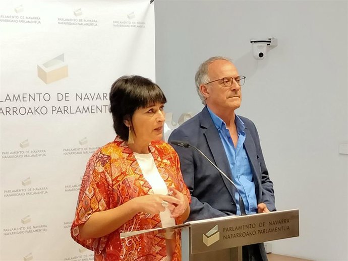 Los parlamentarios de EH Bildu Laura Aznal y Adolfo Araiz, tras reunirse con el presidente del Parlamento de Navarra, Unai Hualde.