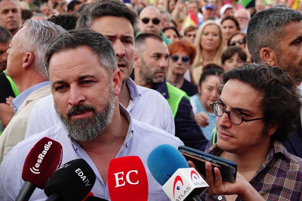 El presidente de Vox, Santiago Abascal (i), y el diputado y candidato por Asturias, José María Figaredo (d), atienden a los medios un acto de precampaña electoral de Vox, en los Jardines del Náutico, a 27 de junio de 2023, en Gijón, Asturias (España). E