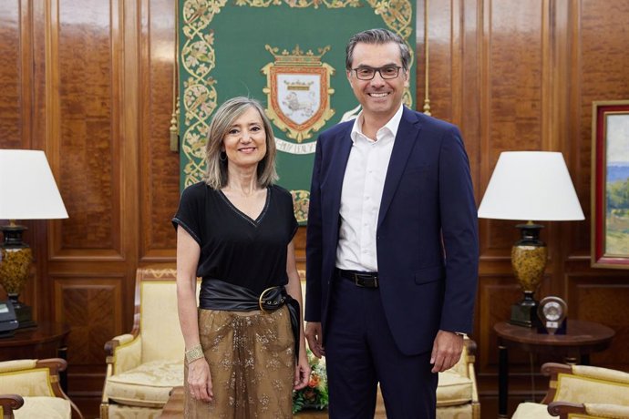 La alcaldesa de Pamplona, Cristina Ibarrola, y el presidente de Volkswagen Navarra, Michael Hobusch