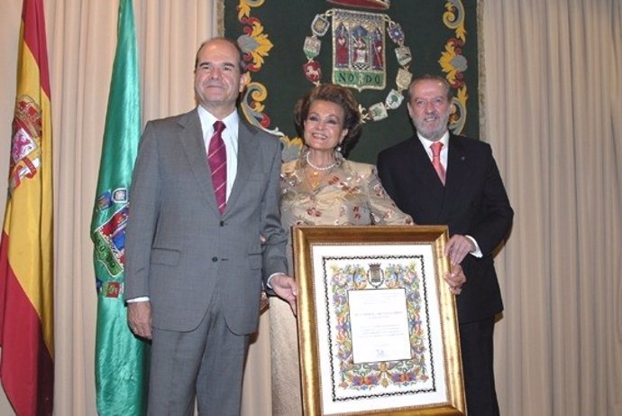 Carmen Sevilla en 2007 recibiendo el título de Hija Predilecta de la Provincia de Sevilla