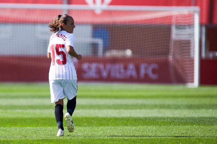 Archivo - Amparo Delgado of Sevilla looks on during the Spanish women's league, Primera Iberdrola, football match played between Sevilla FC and Levante UD at Jesus Navas stadium on september 12, 2021 in Sevilla, Spain.