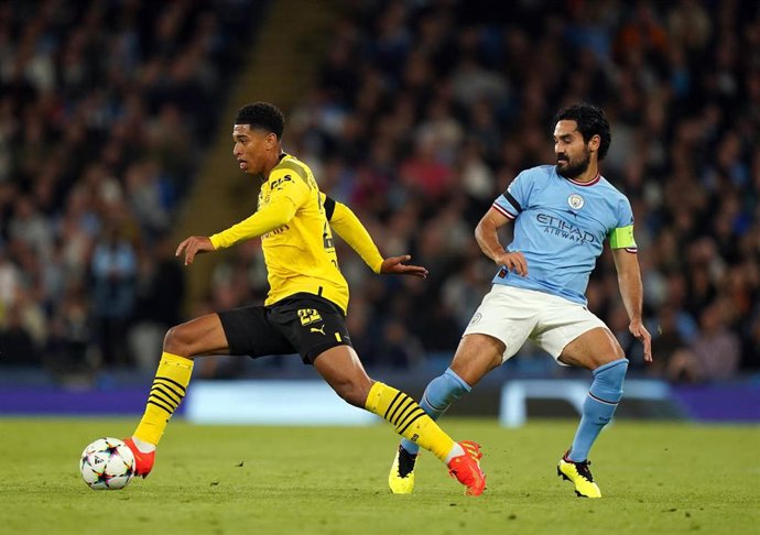 Archivo - El inglés Jude Bellingham 8Borussia Dortmund) regatea a Ilkay Gündogan (Manchester City).  