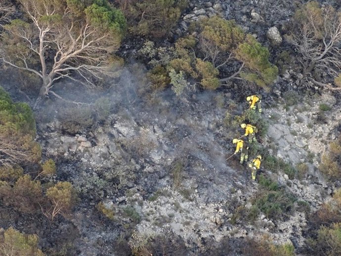 Efectivos del Plan Infomur trabajan en la extinción de un incendio forestal declarado en La Garapacha, en la Sierra de la Pila, término municipal de Fortuna (Murcia)