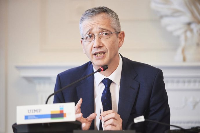 El Gobernador del Banco de España, Pablo Hernández de Cos, interviene en el curso de la APIE de la Universidad Internacional Menéndez Pelayo (UIMP), en el Palacio de la Magdalena, a 23 de junio de 2023, en Santander, Cantabria (España).