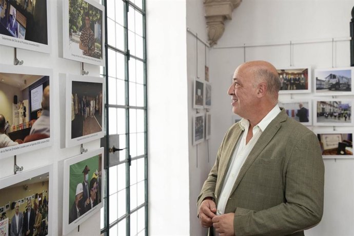 El presidente en funciones de la Diputación de Córdoba, Antonio Ruiz, visita la muestra retrospectiva, compuesta por 64 fotografías, que el mandato corporativo 2019-2023.