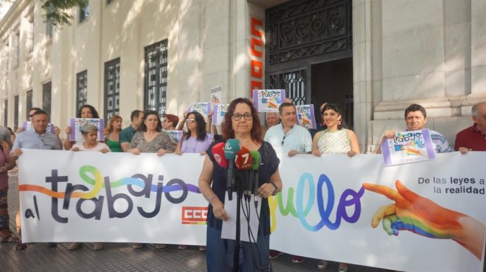 La secretaria de Mujeres e Igualdad de CCOO de Málaga, Susana Torres Serralvo, en la concentración convocada por el sindicato en la puerta de su sede con motivo de la conmemomración del Día Internacional del Orgullo.