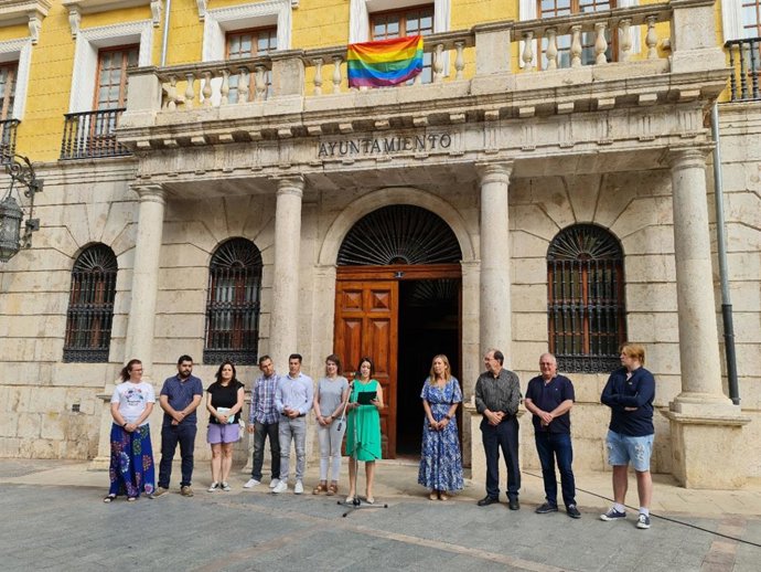 Lectura del manifiesto en el Consistorio turolense