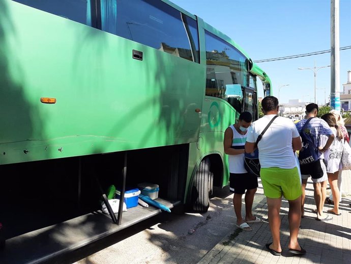 Transporte en autobús entre municipios del interior y el litoral en Cádiz.