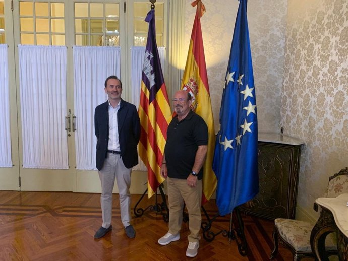 El presidente del Parlament, Gabriel Le Senne, y el presidente del Parlament en la cuarta legislatura, Joan Huguet