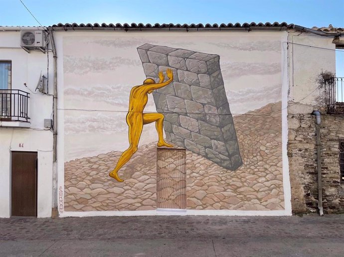 Muro realizado por el artista Sokram en Zarza de Granadilla sobre el mito griego de Sísifo