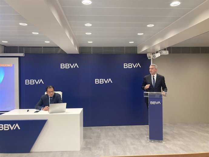 El economista jefe para España de BBVA Research, Miguel Cardoso, acompañado por el director de BBVA en Catalunya, José Ballester.