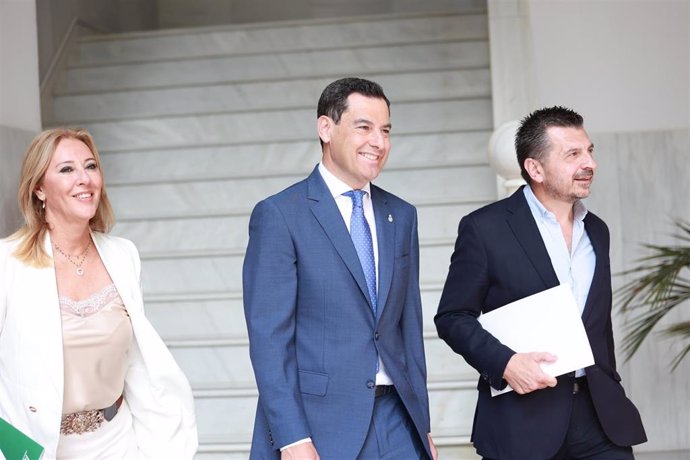 El presidente de la Junta, Juanma Moreno, se dirige al salón de plenos del Parlamento para comparecer en el debate sobre la situación general de Andalucía