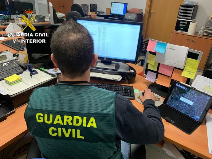 Archivo - La Guardia Civil detiene a un hombre por estafas en venta de móviles por internet.
