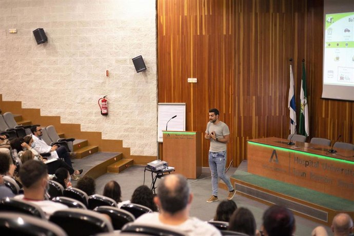 Formación especializada sobre cómo incorporar la actividad física  para pacientes con obesidad en el Hospital Juan Ramón Jiménez de Huelva.