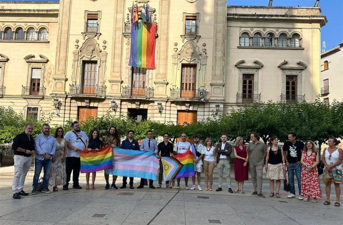 Colocación de la bandera arcoíris en la fachada del Ayuntamiento.