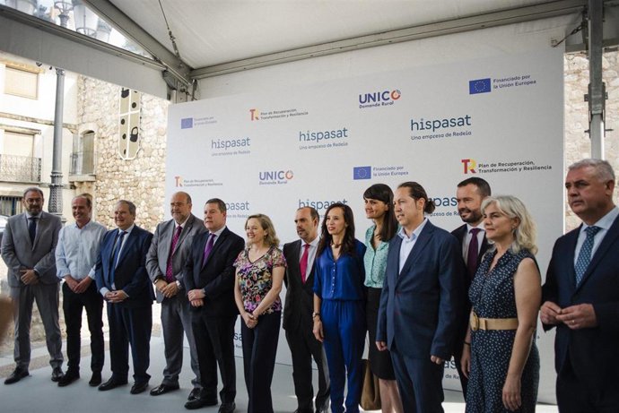 El presidente de C-LM, Emiliano García-Page, junto a la vicepresidenta primera del Gobierno de España, Nadia Calviño, en Hita