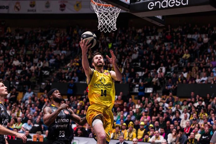 Archivo - John Shurna of Gran Canaria in action during the ACB Copa del Rey Badalona '23 Quarter Finals match between Lenovo Tenerife  and Gran Canaria  at Palau Olimpic de Badalona on February 17, 2023 in Badalona, Barcelona, Spain.