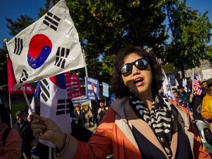 Archivo - Imagen de archivo de una mujer con una bandera de Corea del Sur.