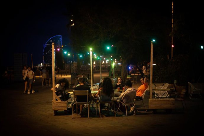 Archivo - Varias personas en la terraza de un bar, frente a la playa de la Barceloneta, a 4 de agosto de 2021, en Barcelona, Catalunya (España). Barcelona afronta este verano una temporada turística marcada por la quinta ola de la pandemia por Covid-19 