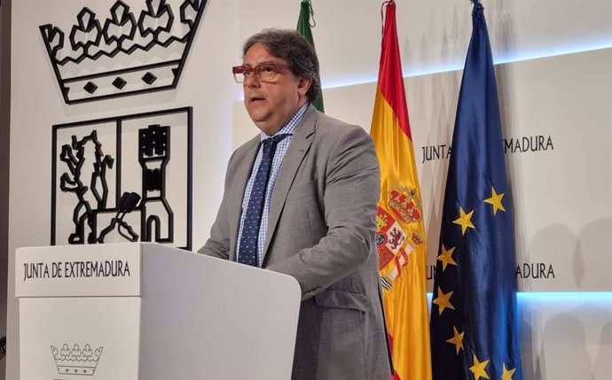 El vicepresidente segundo y consejero de Sanidad y Servicios Sociales y portavoz de la Junta de Extremadura en funciones, José María Vergeles, en rueda de prensa