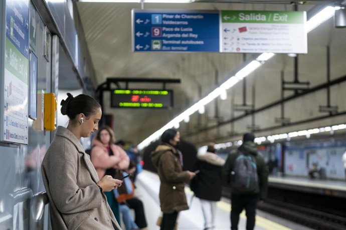Archivo - Un grupo de personas sin mascarilla en el andén de la estación de Metro de Plaza de Castilla, a 8 de febrero de 2023, en Madrid (España).