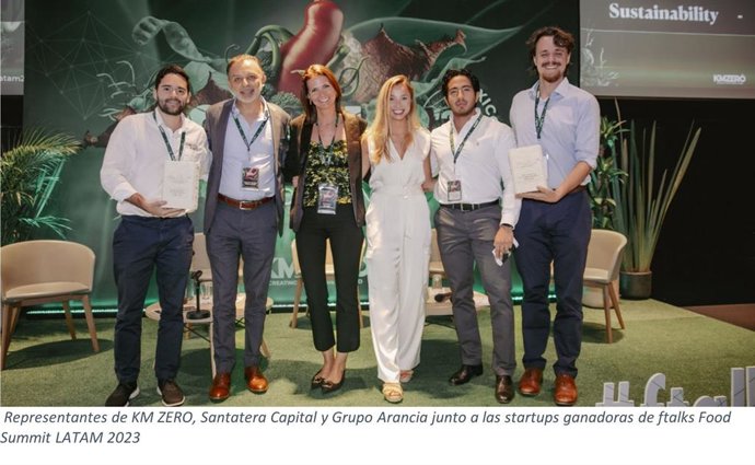 Representantes de KM ZERO, Santatera Capital y Grupo Arancia junto a las 'startups' ganadoras de 'ftalks Food Summit Latam 2023'