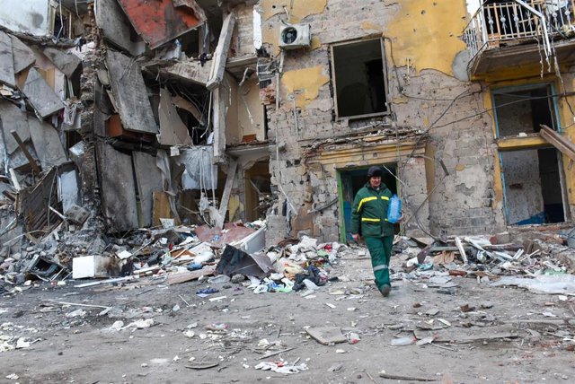 Archivo - Edificio destruído tras un bombardeo en Donetsk.