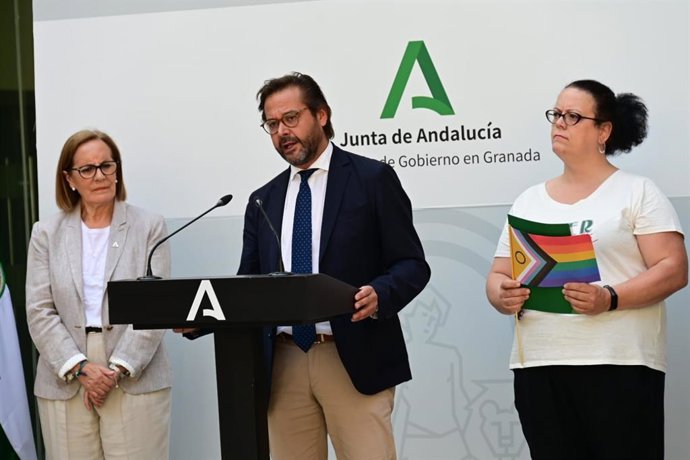Matilde Ortiz y Antonio Granados junto a Sandra Rodríguez, del Consejo Municipal Lgbtiqa+