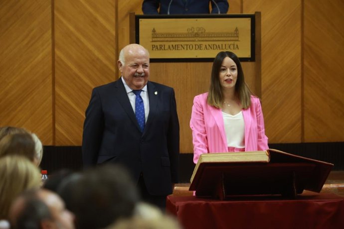 El presidente del Parlamento de Andalucía, Jesús Aguirre, este miércoles durante la toma de posesión de los nuevos diputados, entre ellas, María Díaz Cañete.