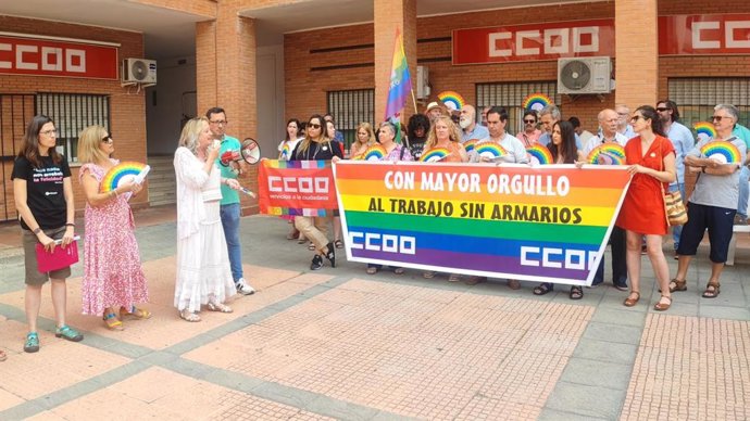 CCOO se concentra por el Día del Orgullo LGTBI.